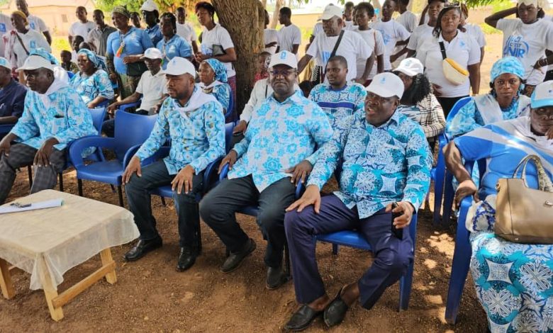 Les candidats du parti Union pour la République (UNIR) de la préfecture de Bassar, Tchaboré Hatimi et Bonfoh Loukouman étaient mercredi face aux populations des quartiers de Bassar 3