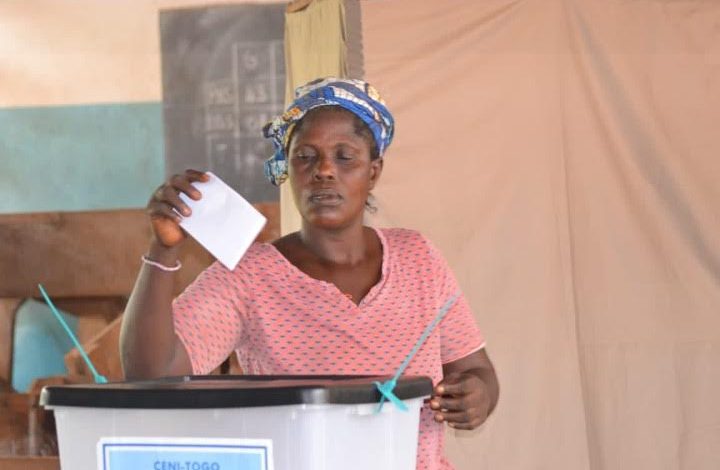 Les Togolais votent ce lundi pour le compte des élections législatives et régionales. L’opération se déroule dans le calme et l’engouement des électeurs sans de longues queues devant les bureaux de vote