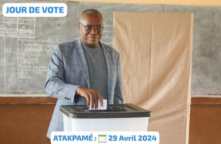 Les Togolais ont voté lundi pour élire de nouveaux députés et des conseillers régionaux. Ceci à l’occasion des élections législatives et régionales. Séna Fombo, candidat d'UNIR aux législatives dans la préfecture de l’Ogou a voté à l'EPP Centrale de Datcha