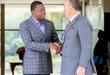 Faure Gnassingbé a reçu jeudi à Lomé une délégation de Revival Ministries International basé aux USA. La délégation conduite par son président-fondateur, Dr Rodney Howard-Browne a fait part au chef de l’État de ses activités au Togo