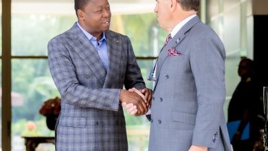 Faure Gnassingbé a reçu jeudi à Lomé une délégation de Revival Ministries International basé aux USA. La délégation conduite par son président-fondateur, Dr Rodney Howard-Browne a fait part au chef de l’État de ses activités au Togo