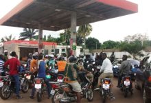 La capitale togolaise fait-elle face à une nouvelle pénurie de carburant? Plusieurs stations d'essence manquent de carburant alors que certaines qui en ont sont remplies d'automobilistes et de motocyclistes.