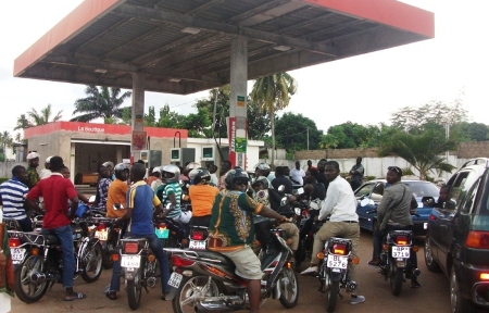 La capitale togolaise fait-elle face à une nouvelle pénurie de carburant? Plusieurs stations d'essence manquent de carburant alors que certaines qui en ont sont remplies d'automobilistes et de motocyclistes.