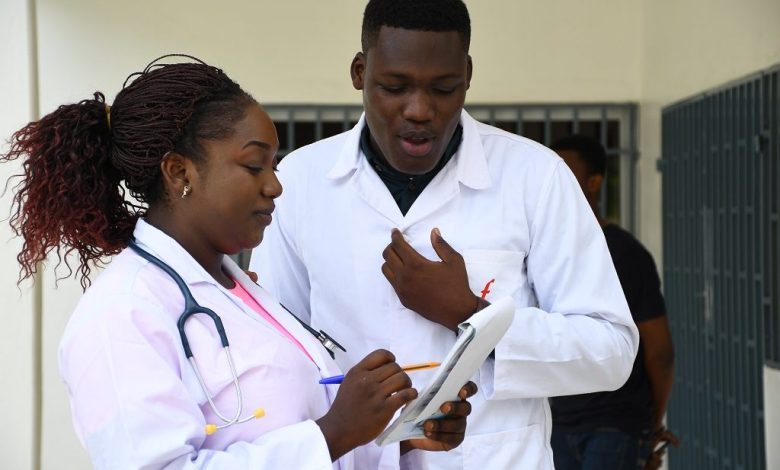 Au Togo, le secteur de la santé forme le personnel. Des écoles spécialisées et universités sont des institutions clés qui façonnent le paysage médical togolais.