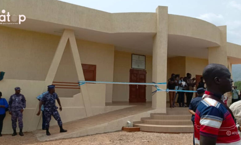 Au Togo, les maisons de jeunes participent au développement social, éducatif et culturel des jeunes. Ce sont des espaces communautaires destinés à offrir aux jeunes un lieu d'échanges