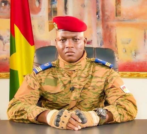 Au Burkina Faso, la durée de la transition dirigée par le capitaine Ibrahim Traoré est prolongée de 5 ans. C’est ce qui ressort des assises nationales démarrées samedi à Ouagadougou pour 2 jours et qui se sont finalement terminées le même jour