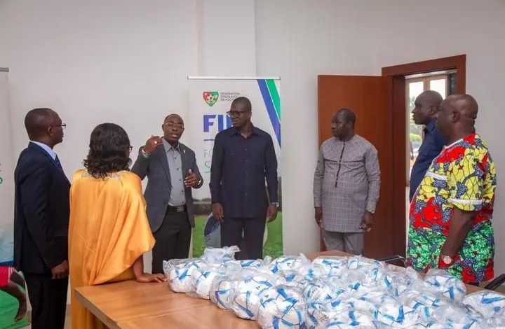 Le ministère des enseignements primaire, secondaire et technique a réceptionné un important lot de ballons de qualité pour des établissements scolaires. C’est un don de la Fédération togolaise de football (FTF)