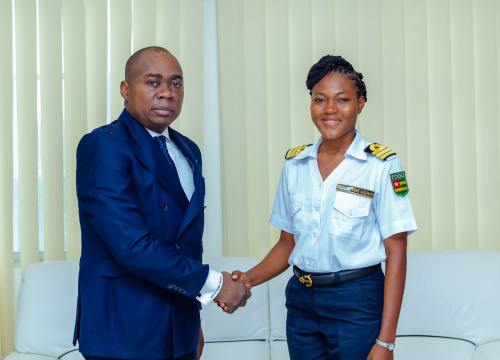 Simone Adjoto Kéké est la première femme capitaine de la marine marchande du Togo. Cette dernière a été reçue mardi dernier par Kokou Edem Tengue.