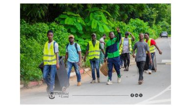 Une opération de salubrité s’est déroulée vendredi à l’Université de Lomé. L’activité intervient à l’occasion de la journée du 21 juin, consacrée à la célébration des martyrs. Elle vise à promouvoir le service à la communauté auprès des jeunes.