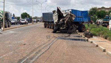 Un tragique accident s’est produit samedi aux environs de 5h sur le grand contournement de Lomé. Le drame a entraîné un mort sur place. Un blessé évacué à l’hôpital a également succombé plus tard des suites de ses blessures.