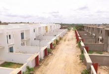 Au Togo, la demande de logements décents est forte en particulier dans les zones urbaines où la croissance démographique, l'urbanisation galopante et les conditions de logement précaires accroissent les besoins en matière de logement abordable