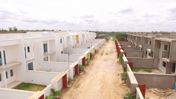 Au Togo, la demande de logements décents est forte en particulier dans les zones urbaines où la croissance démographique, l'urbanisation galopante et les conditions de logement précaires accroissent les besoins en matière de logement abordable