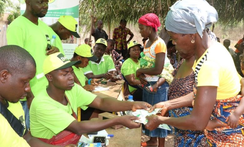 Au Togo, des transferts monétaires trimestriels sont faits aux ménages les plus défavorisés dans le cadre du projet de Filets sociaux et services de base (FSB)