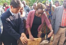 Il sera bientôt construit à Ahépé dans la commune Yoto 2 avec l’appui financier de l’ONG International Youth Fellowship (IYF) un centre de loisirs des jeunes. La pose de la première de cet ouvrage a été faite lundi par le maire Sylvestre Yawavi Adjra.