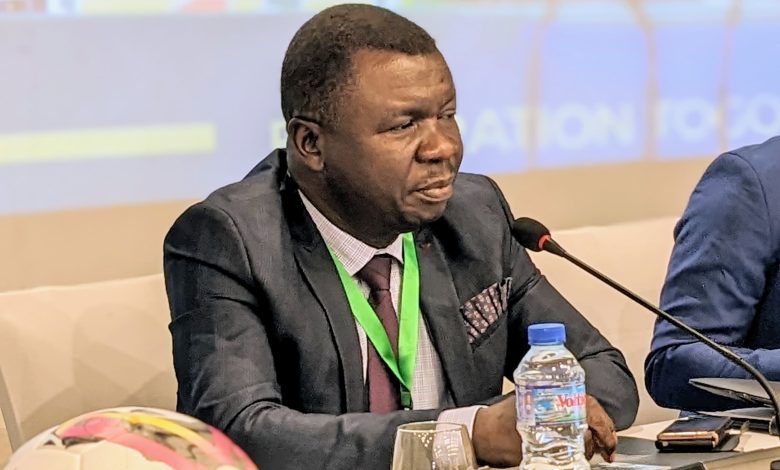 Depuis le 15 juillet, l’ex-international togolais, Nibombe Dare est devenu le nouveau sélectionneur des Eperviers du Togo. Après sa nomination, le débat se pose sur son salaire et la composition de son staff technique. Face à ces préoccupations, l’un des vice-présidents de la FTF a donné des éclairages