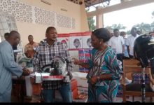 400 artisans Volontaires d’engagement citoyen (VEC) en fin de mission ont reçu mardi à Lomé des kits d’installation.