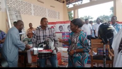 400 artisans Volontaires d’engagement citoyen (VEC) en fin de mission ont reçu mardi à Lomé des kits d’installation.