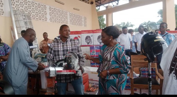 400 artisans Volontaires d’engagement citoyen (VEC) en fin de mission ont reçu mardi à Lomé des kits d’installation.