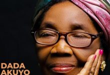 Dada Akuyo annonce la sortie officielle de son premier album le 10 août prochain. L’opus baptisé « Kekeli » compte 12 titres. La dame de 93 ans entend ainsi matérialiser sa passion pour le chant.