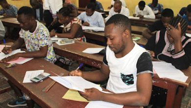 Les épreuves écrites du Brevet de technicien supérieur (BTS) ont démarré lundi sur toute l’étendue du territoire togolais. Au total, 2.046 candidats dont 1.774 filles, répartis dans 33 filières composent pour obtenir ce diplôme. Un chiffre en baisse par rapport à l’année dernière où 2 306 candidats s’étaient inscrits.