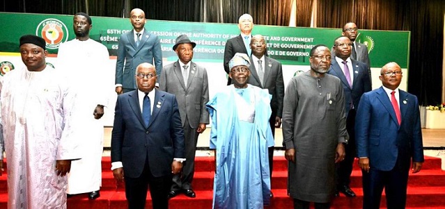 Le Togo dispose depuis le 19 avril dernier d’une nouvelle Constitution. Le texte promulgué le 6 mai par le chef de l'Etat, Faure Gnassingbé fait basculer le pays dans la Ve République avec un régime parlementaire. Réunie au 65è sommet ordinaire dimanche à Abuja au Nigeria, la conférence des chefs d’Etat et de gouvernement de la Communauté économique des États de l’Afrique de l’ouest (CEDEAO) dit prendre note de l'adoption de cette nouvelle Constitution par l'Assemblée nationale.