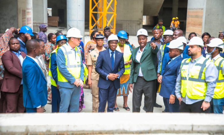 Le chantier de construction du bâtiment principal du Grand marché de Lomé (Adawlato) avance. Le président de l’Assemblée nationale, Kodjo Adédzé, accompagné d’une délégation de députés ont constaté l’évolution des travaux jeudi