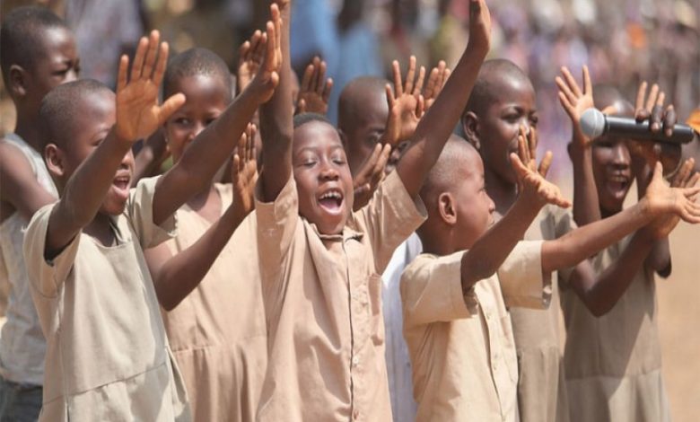 Au Togo, la scolarisation des enfants a pris du relief au cours de ces dernières années dans la région centrale qui fait 795 529 habitants. Le gouvernement y a beaucoup veillé, faisant succéder des programmes parmi lesquels figure School Assur.