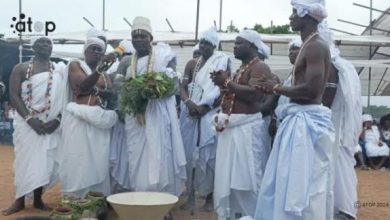 Les rituels religieux, spirituels et traditionnels de la 361è édition de la fête traditionnelle du peuple Guin, Epe-Ekpe ont démarré vendredi à Aného avec « Situtu Na Bosromafli ». Ce rituel, première grande cérémonie marquant le début de toutes les cérémonies de l’année en pays Guin a mobilisé des dignitaires religieux, des rois, des autorités politico- administratives, des sages, des prêtres, prêtresses et adeptes du Togo, Ghana, Bénin, Côte d’Ivoire et ailleurs.