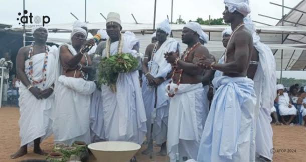 Les rituels religieux, spirituels et traditionnels de la 361è édition de la fête traditionnelle du peuple Guin, Epe-Ekpe ont démarré vendredi à Aného avec « Situtu Na Bosromafli ». Ce rituel, première grande cérémonie marquant le début de toutes les cérémonies de l’année en pays Guin a mobilisé des dignitaires religieux, des rois, des autorités politico- administratives, des sages, des prêtres, prêtresses et adeptes du Togo, Ghana, Bénin, Côte d’Ivoire et ailleurs.