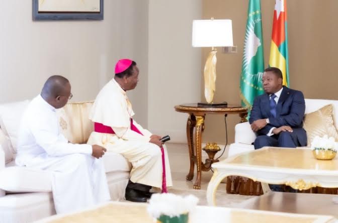 Faure Gnassingbé a reçu mercredi une délégation de la Conférence des évêques du Togo (CET), conduite par son président, Mgr Benoît Alowonou. La délégation épiscopale a annoncé officiellement au chef de l'Etat le décès de Mgr Nicodème Anani Barigah-Benissan, archevêque métropolitain de Lomé, rappelé à Dieu le 04 août dernier.