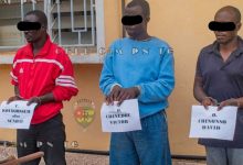 La police togolaise vient d’arrêter 03 présumés braqueurs. Il s’agit des nommés, T. Koudjossem, togolais âgé de 43 ans, demeurant à Notsè. O. Chinedou Victor, âgé de 34 ans et O. Chinonso David, âgé de 30 ans tous deux de nationalité nigériane, résidant à Ho dans le Ghana