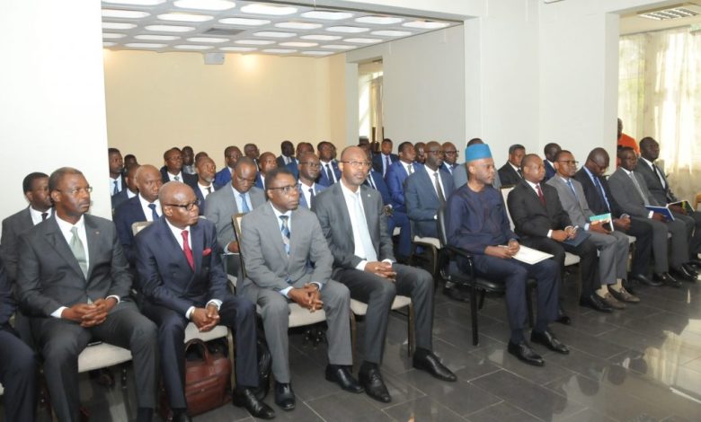 Le ministère des affaires étrangères a ouvert lundi à Lomé une conférence d’échange et de partage avec des ambassadeurs et chargés d’affaires du Togo à l’extérieur. Occasion pour le département du Prof Robert Dussey de présenter aux participants les innovations majeures de la Constitution du 06 mai 2024 et les prochaines étapes de mise en place des différentes institutions prévues par la nouvelle loi fondamentale.