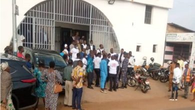 Plus rien ne va au sein de l’église Pentecôte du Togo. Le mouvement d’humeur qui a commencé le 28 juillet dernier dans les paroisses de l’église se poursuit. Les fidèles, voyant le train de vie des pasteurs et diacres pendant que les fidèles croupissent dans la misère, exigent la transparence dans la gestion de leurs dîmes et offrandes.