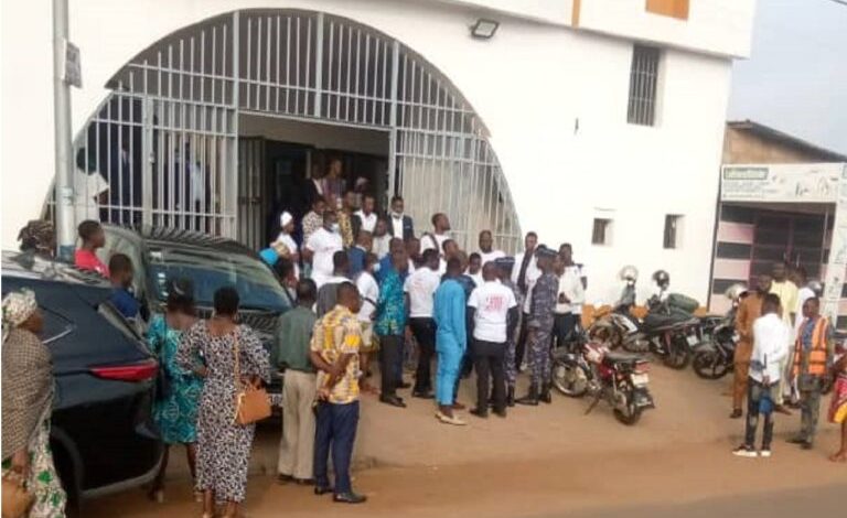 Plus rien ne va au sein de l’église Pentecôte du Togo. Le mouvement d’humeur qui a commencé le 28 juillet dernier dans les paroisses de l’église se poursuit. Les fidèles, voyant le train de vie des pasteurs et diacres pendant que les fidèles croupissent dans la misère, exigent la transparence dans la gestion de leurs dîmes et offrandes.