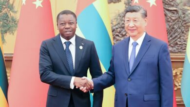 Le chef de l’Etat, Faure Gnassingbé a eu lundi à Beiging un entretien en tête avec son homologue chinois, Xi Jinping. C’était en marge des travaux du neuvième sommet du Forum économique sino-africain (FOCAC2024). Les échanges entre les deux chefs d’État ont débouché sur la décision conjointe d’élever les relations bilatérales au niveau d’un partenariat stratégique global.