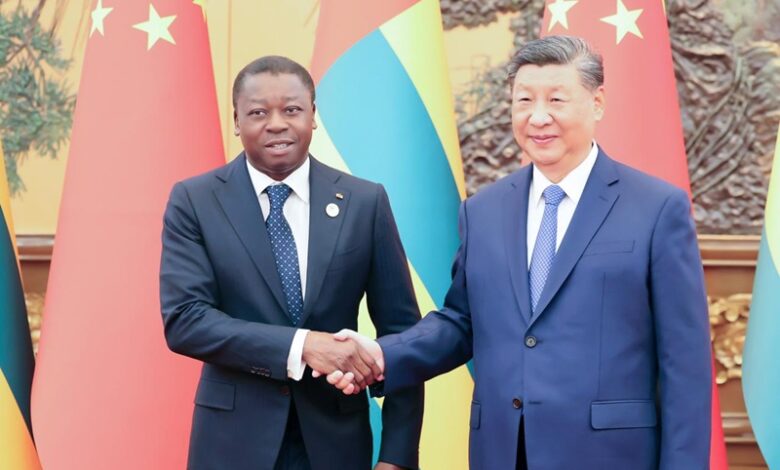 Le chef de l’Etat, Faure Gnassingbé a eu lundi à Beiging un entretien en tête avec son homologue chinois, Xi Jinping. C’était en marge des travaux du neuvième sommet du Forum économique sino-africain (FOCAC2024). Les échanges entre les deux chefs d’État ont débouché sur la décision conjointe d’élever les relations bilatérales au niveau d’un partenariat stratégique global.