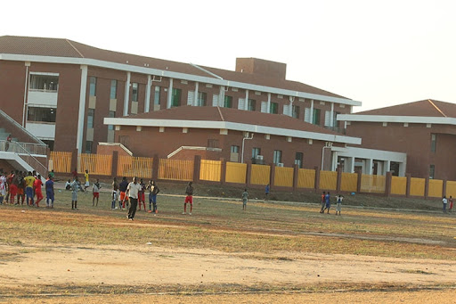 Le ministère des enseignements primaire et secondaire a rendu public lundi la liste des candidats admis au concours d’entrée aux lycées scientifiques du Togo. Après les épreuves qui ont eu lieu le 03 septembre dernier, les candidats déclarés admis poursuivront leurs études aux lycées scientifiques de Lomé et de Kara.